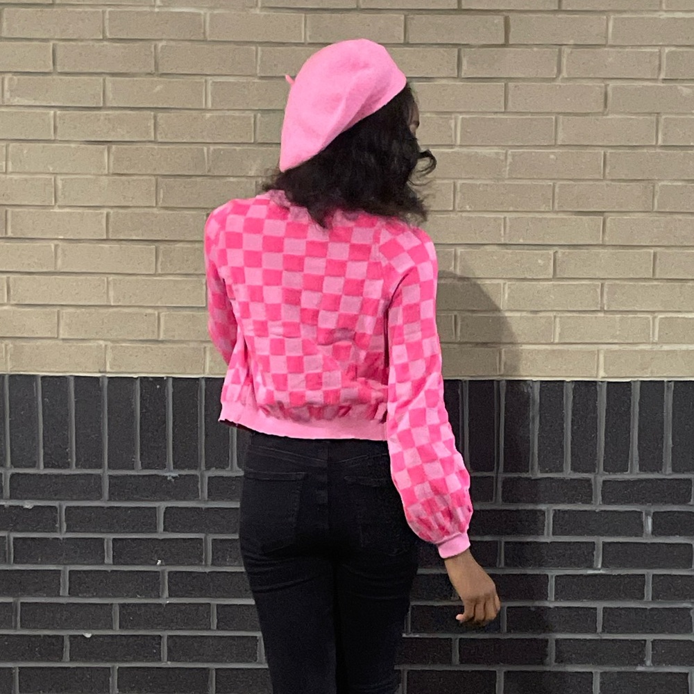 "𝚁𝚘𝚜𝚎́ 𝙲𝚑𝚎𝚌𝚔𝚛𝚎𝚍 𝚜𝚎𝚝"
Checkered Pink bubble sleeve Sweater and matching pink hat